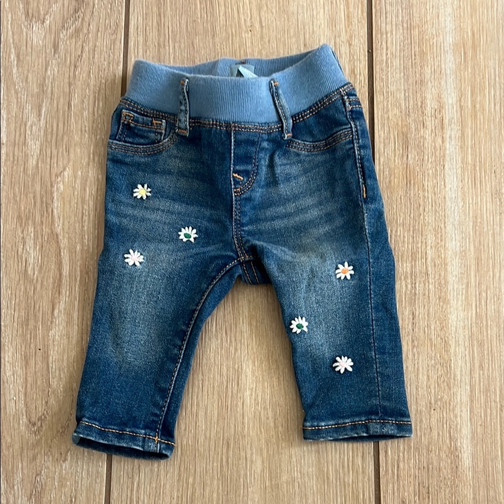 Gap baby Denim Jeans with Floral Accents, size 0-3 month